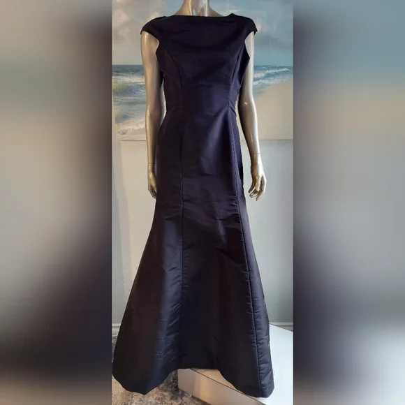 *$6,000 NEW CAROLINA HERRERA BLACK SILK SAMPLE GOWN US S